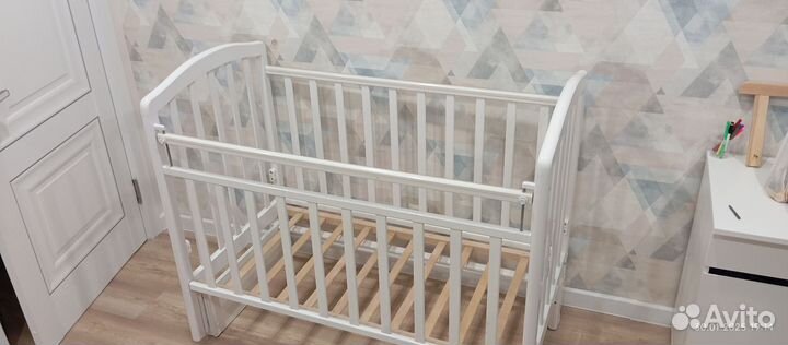 Детская кроватка с маятником и матрасом
