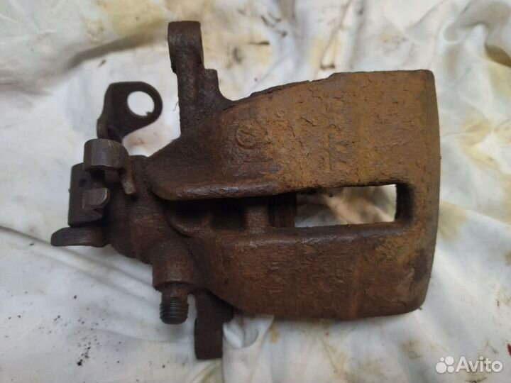 Суппорт тормозной задний левый Volkswagen