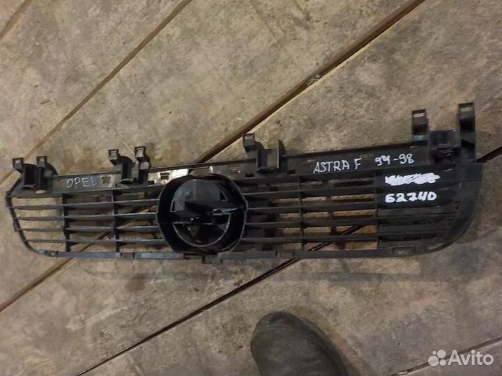 Решетка радиатора Opel Astra передняя