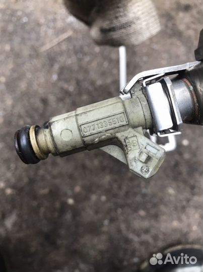 Топливная рампа с форсунками Audi A8 4.2 077133681