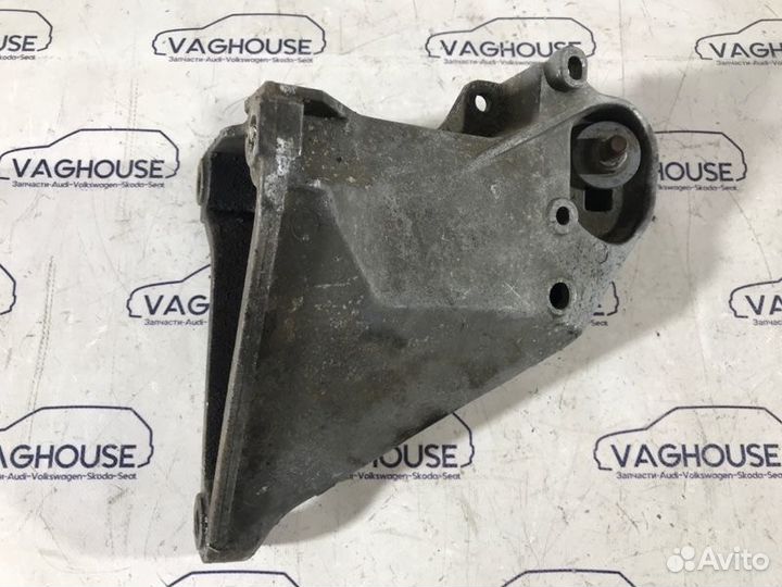 Кронштейн двигателя правый Audi 100 C4 2.3 AAR