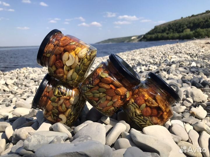 Мед с орехами от Пасечника