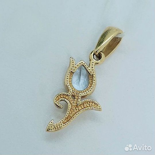 Золотая подвеска с камнем