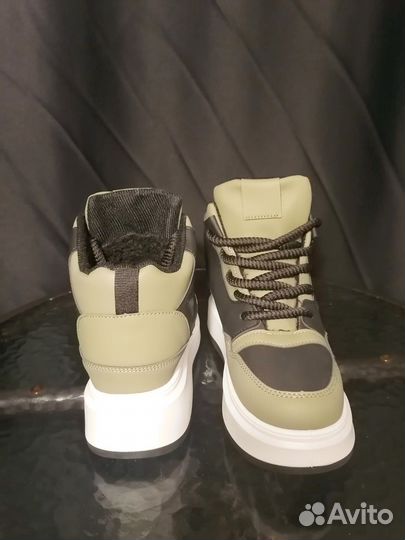 Кроссовки утеплённые 38р