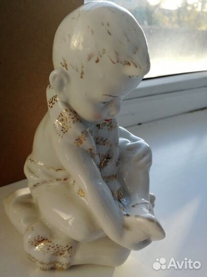 Статуэтка мальчик на подушке 63г