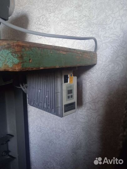 Профессиональная швейная машинка