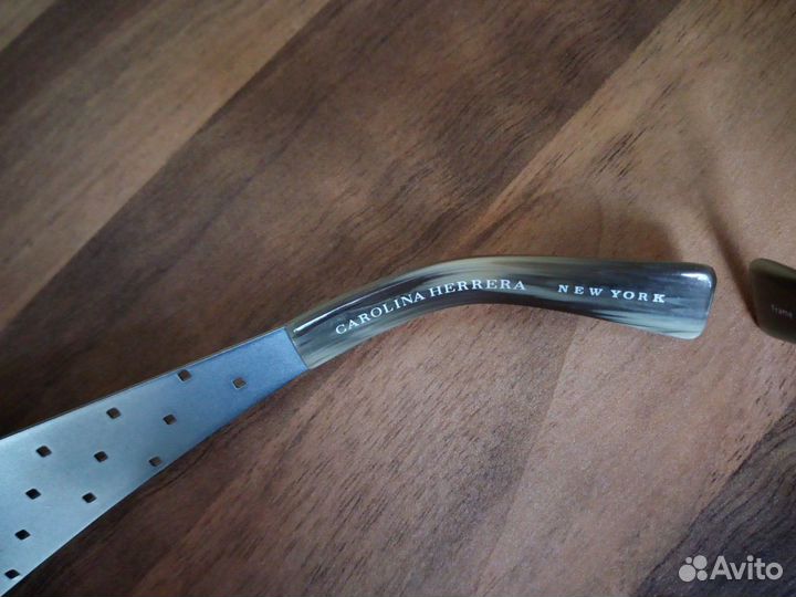 Фирменные солнцезащитные очки Carolina Herrera