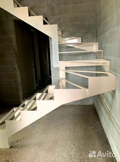 Лестница с забежными ступенями под ключ