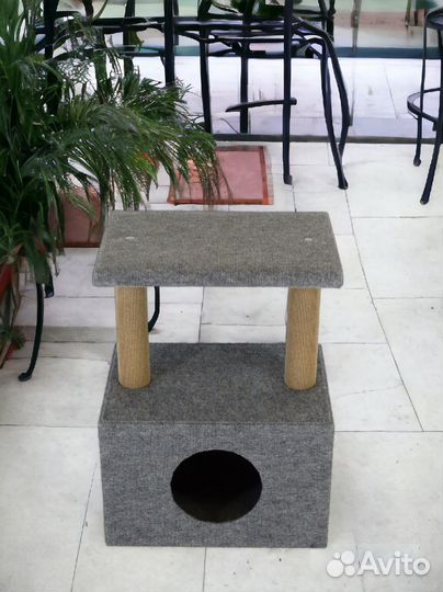 Домик с когтеточками для кошек