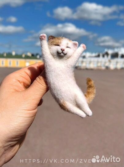 Валяная брошь ручной работы котик