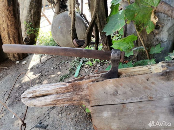 Топор цельнокованый, прошивной. Металл - рельса