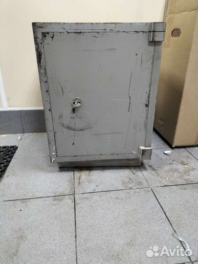 Сейф металлический