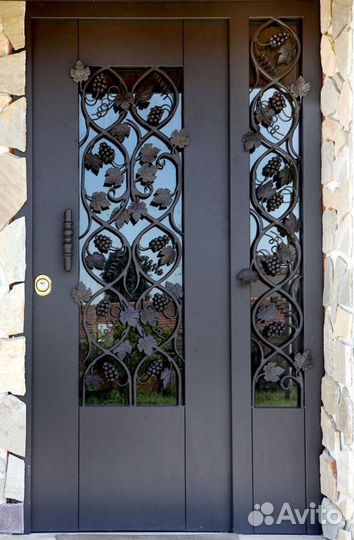 Дверь входная с ковкой