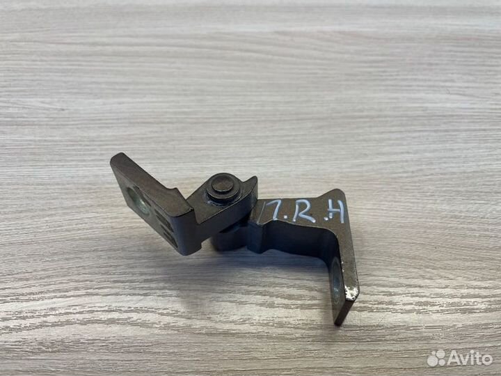 Петля двери передняя правая Skoda Rapid