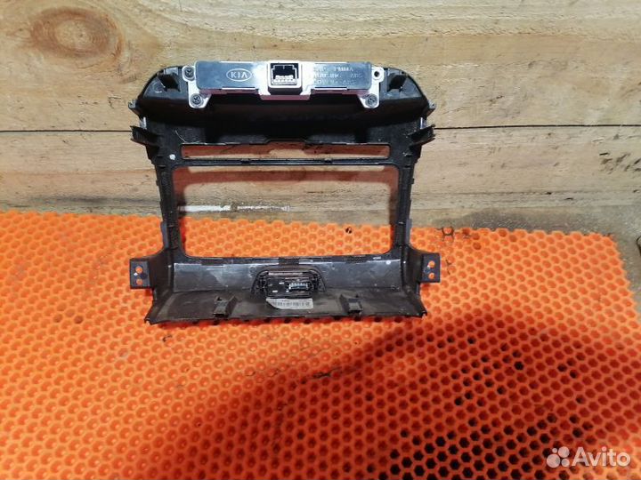 Рамка центральная в торпедо Kia Sportage 3