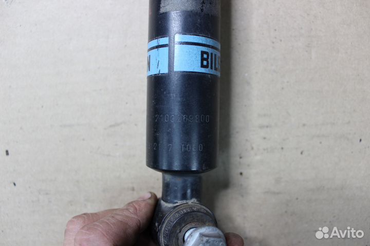 Задний амортизатор на Mercedes-Benz E-Class W210