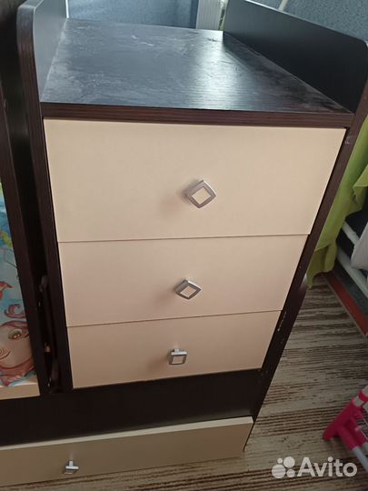 Детская кроватка с маятником и комодом