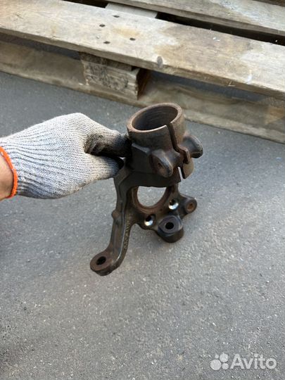 Кулак передний левый Volkswagen Teramont Atlas