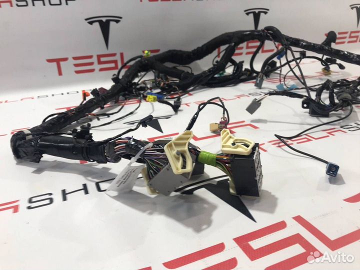 Электропроводка центральной панели Tesla Model S