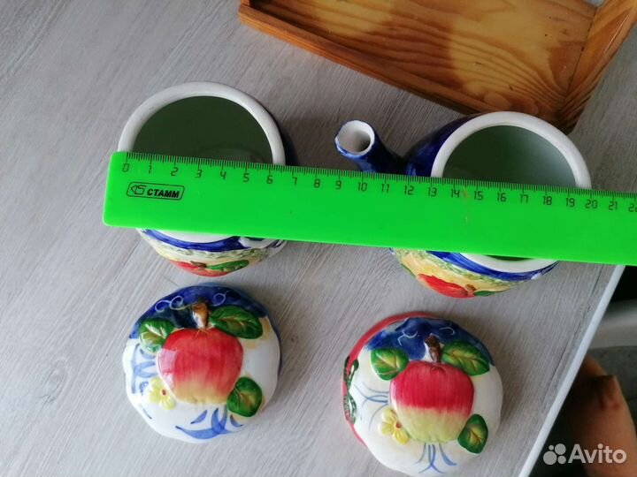 Заварочный чайник и сахарница