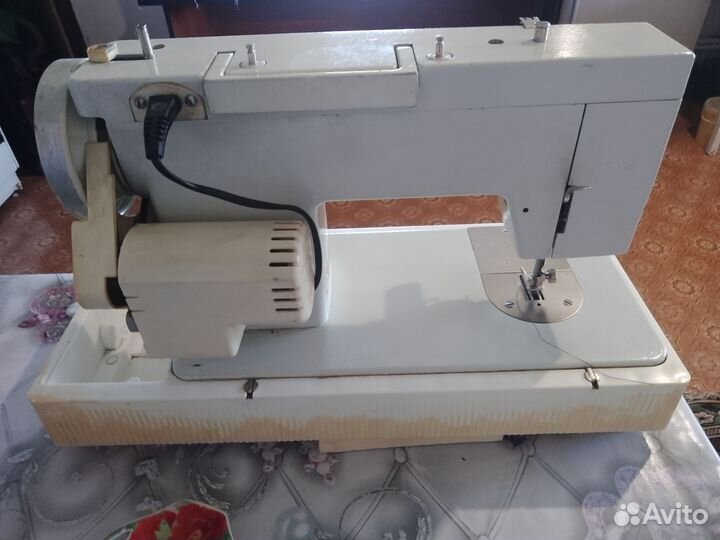 Продам швейную машинку бу