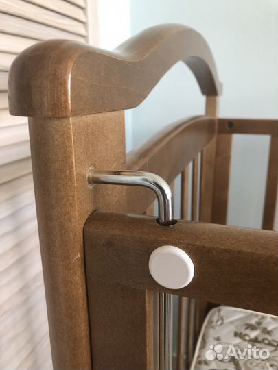 Детская кроватка с маятником и ящиком