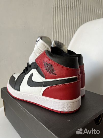 Кроссовки Nike Air Jordan 1 Mid красные