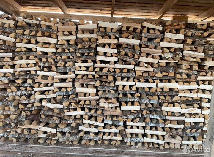 Дрова колотые с укладной в дровник