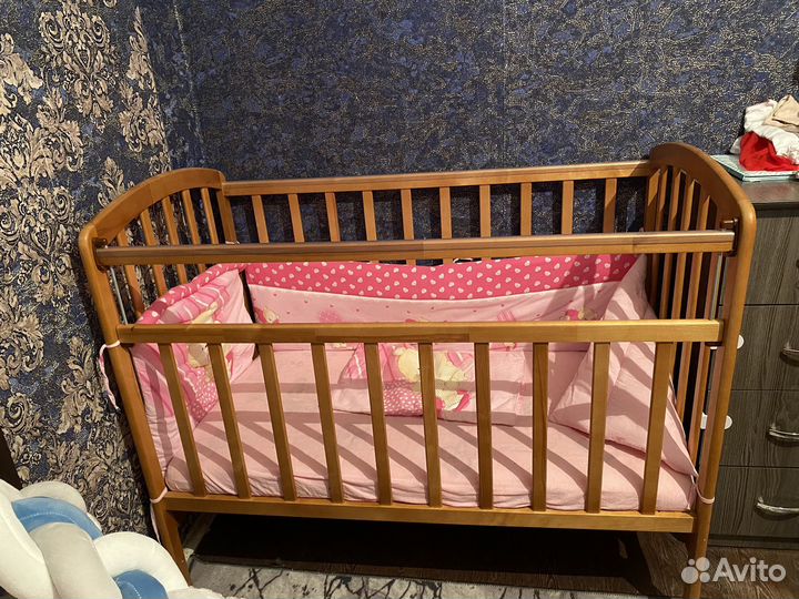 Детская кроватка с маятником