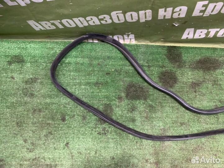 Уплотнительная резинка боковой двери передняя