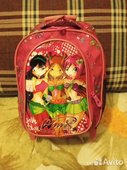 Рюкзак для девочки на колесиках