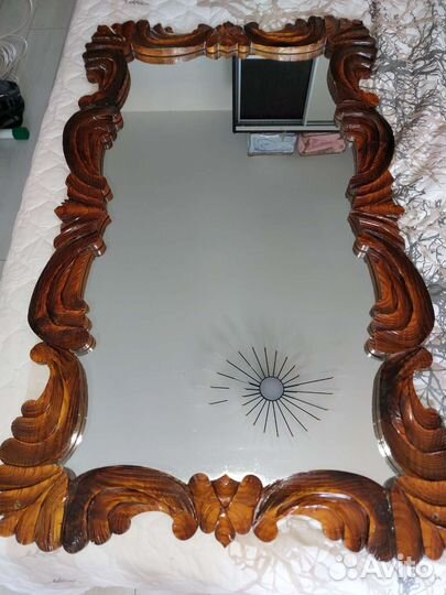 Зеркало с рамой из массива дерева