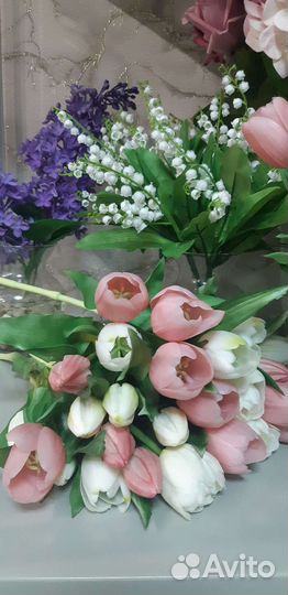 Тюльпаны в имитации воды в вазах