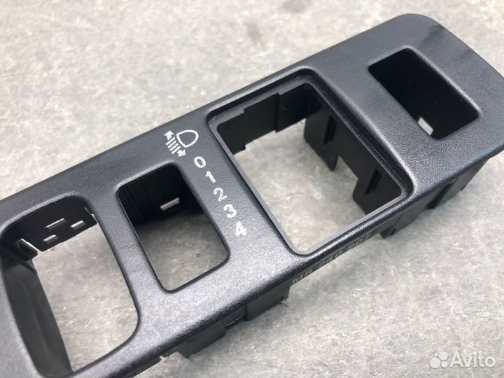 Рамка кнопок Mitsubishi Carisma DA1A 4G92 2003