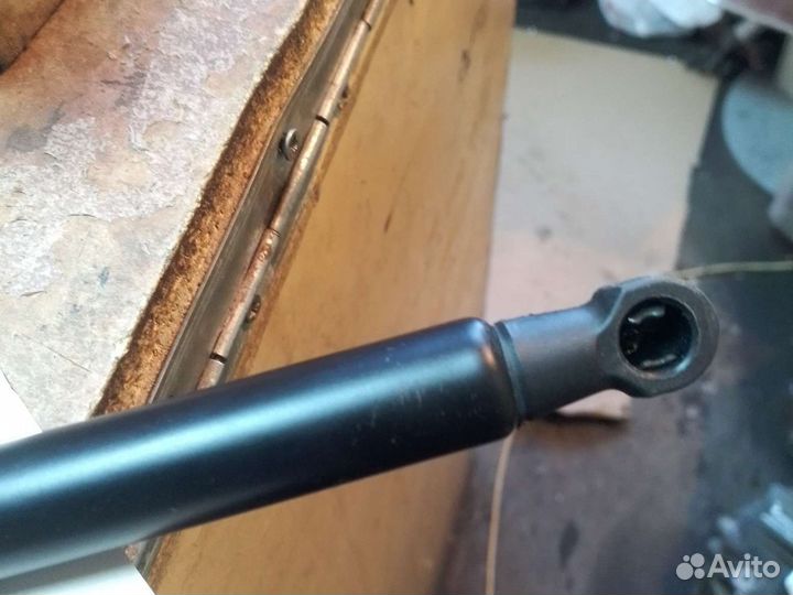 Амортизатор крышки багажника Toyota Corolla