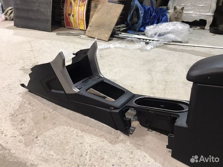 Консоль с подлокотником Subaru Forester 4 13г