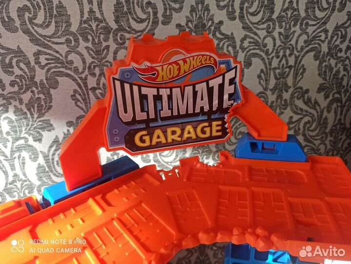 Hot wheels трек гараж с динозавром