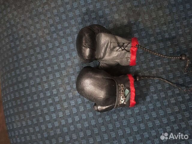 Сувенирные боксерские перчатки на зеркало в авто