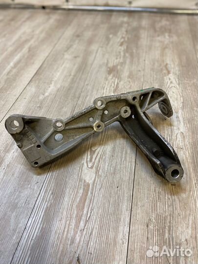 Крепление переднего рычага прав audi, Skoda, VW