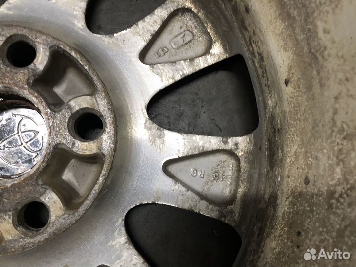 Диски Toyota оригинал R16 (на 1 диске дефект )
