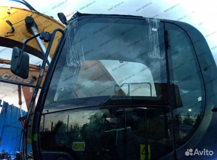 На CAT 428F2/432F2/434F/444F2 Стекло лобовое