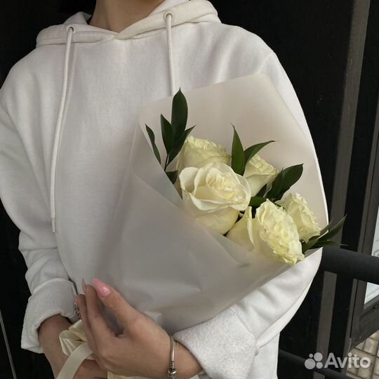 Букет из белых роз и зелени