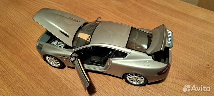 Aston martin DB9 coupe (LHD) 2004 minichamps 1\18