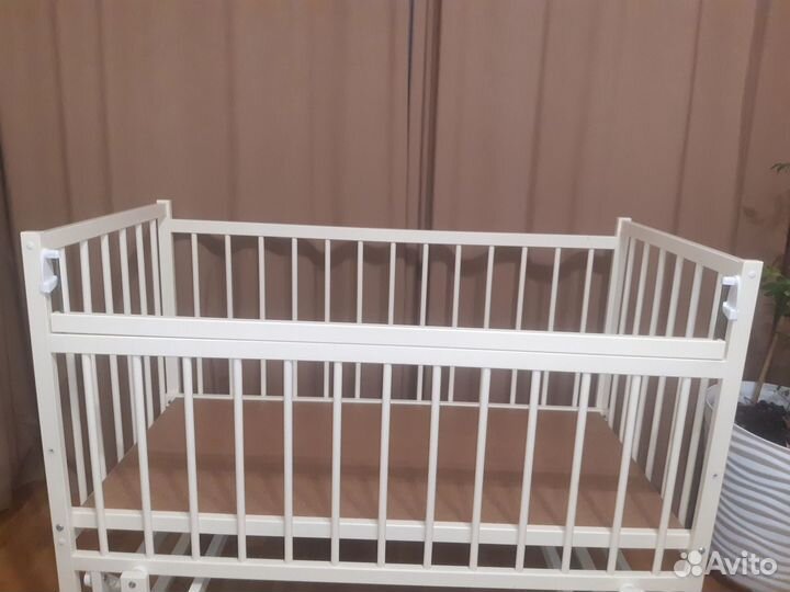 Детская кроватка с маятником