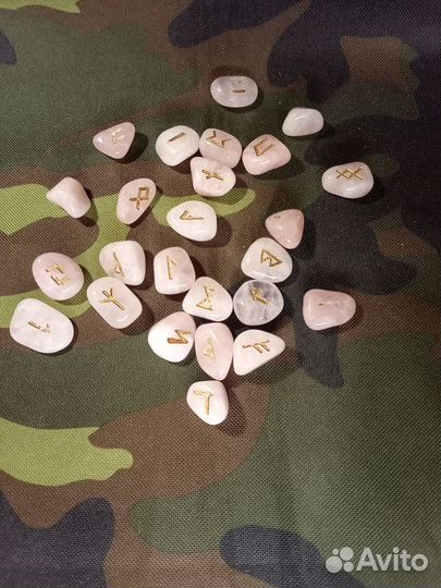 Руны из кристаллов розового кварца