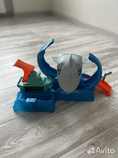 Трек Hot wheels ледяная акула