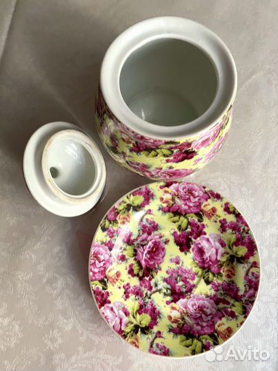 Сахарница,солонка,горшочек.с блюдцем новая