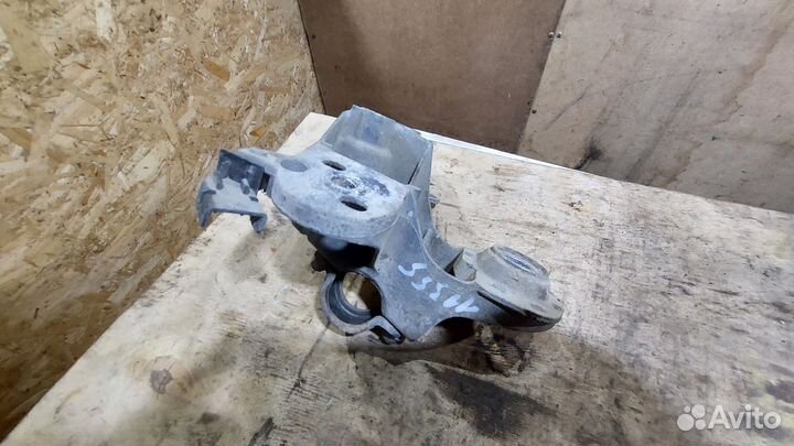 Опора двигателя правая 1.6 Passat B5