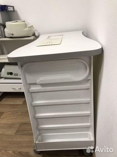 Стол для маникюра с вытяжкой