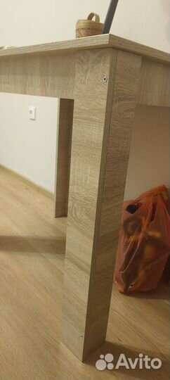 Стол и табуретки кухонные